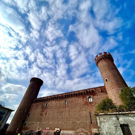Historical Castello Rosso إيفريا