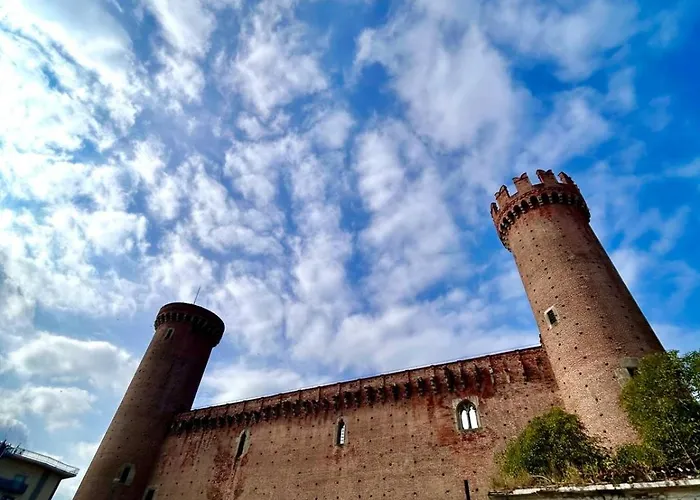 Historical Castello Rosso 이브레아